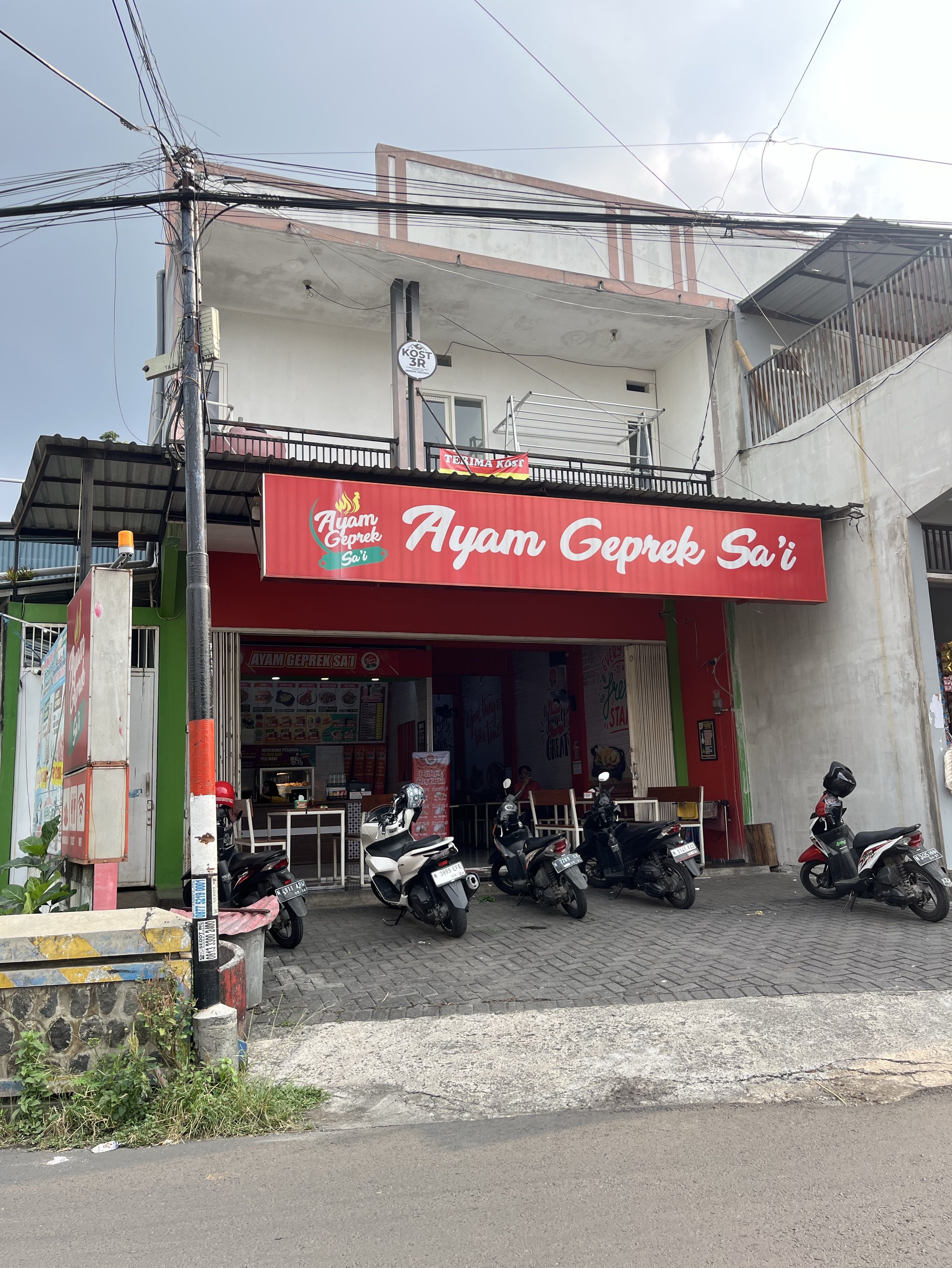 Ayam geprek sai tirtomoyo logo