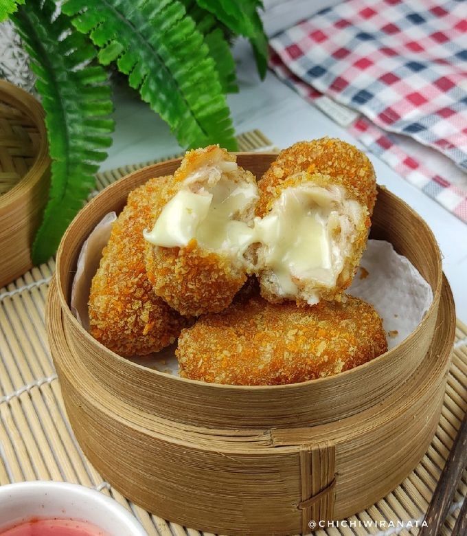 Asisten jual risol dan udang keju